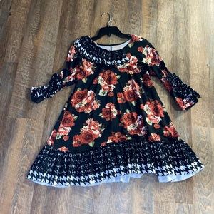 Cute floral shirt!❤️🖤🤍